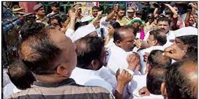 യുഡിഎഫിന്റെ സെക്രട്ടേറിയറ്റ് വളയൽ; സമരക്കാരും പോലീസും തമ്മിൽ സംഘർഷം യുഡിഎഫിന്റെ സെക്രട്ടേറിയറ്റ് വളയൽ; സമരക്കാരും പോലീസും തമ്മിൽ സംഘർഷം