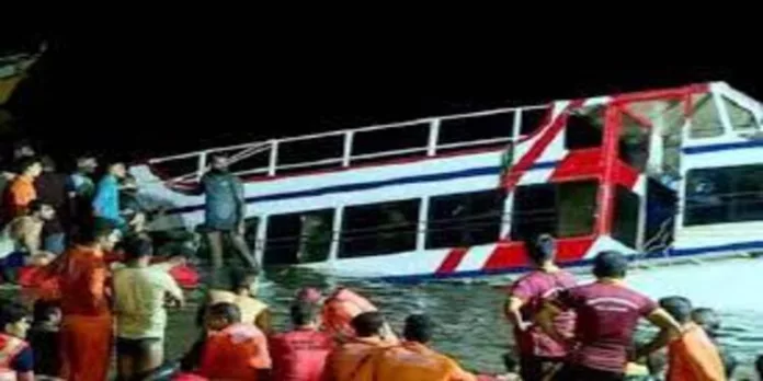 താനൂർ ബോട്ട് ദുരന്തം ; മൂന്ന് ജീവനക്കാർ കൂടി അറസ്റ്റിൽ ; സ്രാങ്കിന് ബോട്ട് ഓടിക്കാനുള്ള ലൈസൻസ് ഇല്ലായിരുന്നെന്ന് റിമാന്റ് റിപ്പോർട്ട് താനൂർ ബോട്ട് ദുരന്തം ; മൂന്ന് ജീവനക്കാർ കൂടി അറസ്റ്റിൽ ; സ്രാങ്കിന് ബോട്ട് ഓടിക്കാനുള്ള ലൈസൻസ് ഇല്ലായിരുന്നെന്ന് റിമാന്റ് റിപ്പോർട്ട്