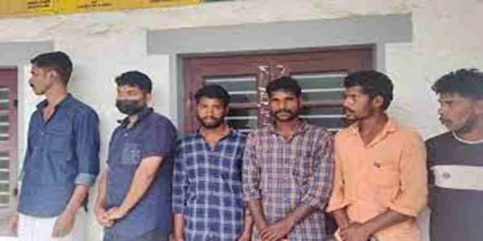 കാട്ടുപോത്തുകളെ വെടിവച്ചുകൊന്ന് ഇറച്ചിയാക്കി വാനിൽ കടത്തി, 6 പേർ പിടിയിൽ കാട്ടുപോത്തുകളെ വെടിവച്ചുകൊന്ന് ഇറച്ചിയാക്കി വാനിൽ കടത്തി, 6 പേർ പിടിയിൽ