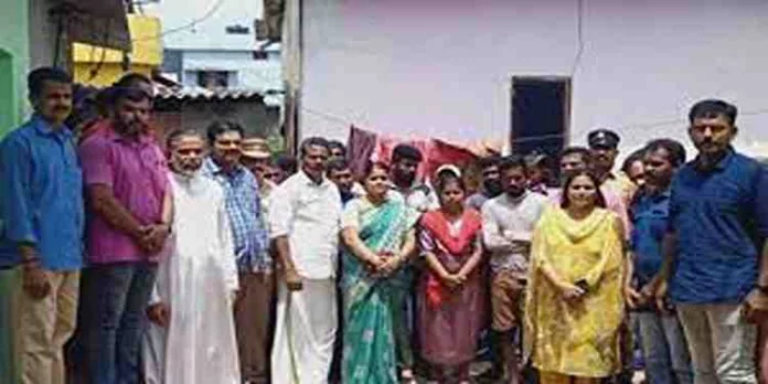 വിദേശ കപ്പൽ രക്ഷപ്പെടുത്തിയ വിഴിഞ്ഞം സ്വദേശികളായ മത്സ്യ തൊഴിലാളികൾ മടങ്ങിയെത്തി വിദേശ കപ്പൽ രക്ഷപ്പെടുത്തിയ വിഴിഞ്ഞം സ്വദേശികളായ മത്സ്യ തൊഴിലാളികൾ മടങ്ങിയെത്തി