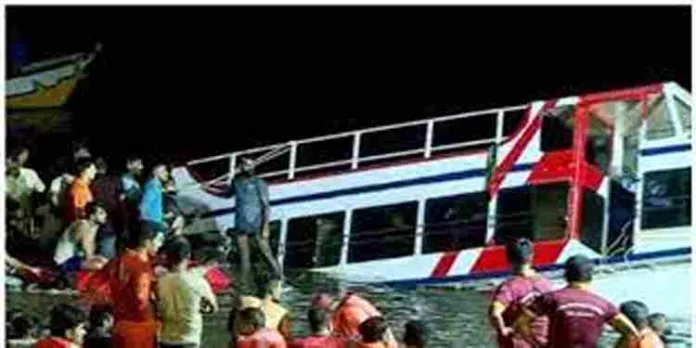 താനൂര് ബോട്ട് അപകടം; അന്വേഷണം തുറമുഖ വകുപ്പ് ഉദ്യോഗസ്ഥരിലേക്ക്, സാങ്കേതിക സര്വകലാശാല വിദഗ്ധ സംഘം പരിശോധനക്കെത്തും താനൂര് ബോട്ട് അപകടം; അന്വേഷണം തുറമുഖ വകുപ്പ് ഉദ്യോഗസ്ഥരിലേക്ക്, സാങ്കേതിക സര്വകലാശാല വിദഗ്ധ സംഘം പരിശോധനക്കെത്തും