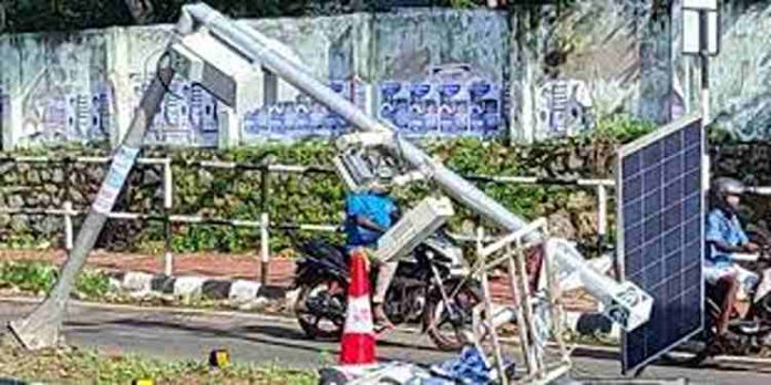 അടൂരില് എ ഐ ക്യാമറ പോസ്റ്റ് ഇടിച്ച് തകര്ത്ത് ടിപ്പര് ലോറി അടൂരില് എ ഐ ക്യാമറ പോസ്റ്റ് ഇടിച്ച് തകര്ത്ത് ടിപ്പര് ലോറി