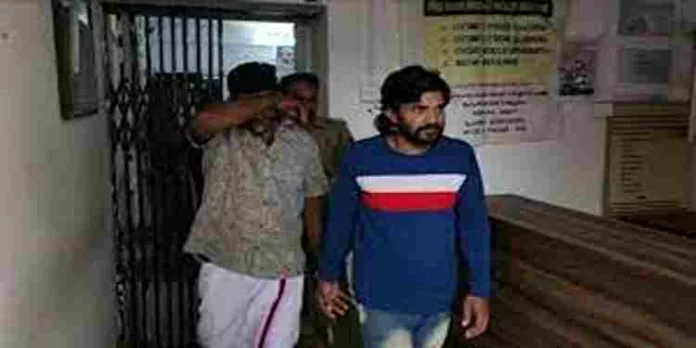 വില്പനയ്ക്കായി സൂക്ഷിച്ച 2.5 കിലോ കഞ്ചാവുമായി മത്സ്യ വ്യാപാരി ഉൾപ്പടെ 2 പേര് പിടിയിൽ വില്പനയ്ക്കായി സൂക്ഷിച്ച 2.5 കിലോ കഞ്ചാവുമായി മത്സ്യ വ്യാപാരി ഉൾപ്പടെ 2 പേര് പിടിയിൽ