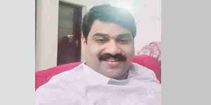 വെള്ളറടയിലെ സഹകരണ സംഘത്തിൽ ജോലിവാഗ്ദാനം; ഉദ്യോഗാര്ത്ഥികളെയും നിക്ഷേപകരെയും പറ്റിച്ച് മുങ്ങിയ ആൾ പിടിയിൽ വെള്ളറടയിലെ സഹകരണ സംഘത്തിൽ ജോലിവാഗ്ദാനം; ഉദ്യോഗാര്ത്ഥികളെയും നിക്ഷേപകരെയും പറ്റിച്ച് മുങ്ങിയ ആൾ പിടിയിൽ