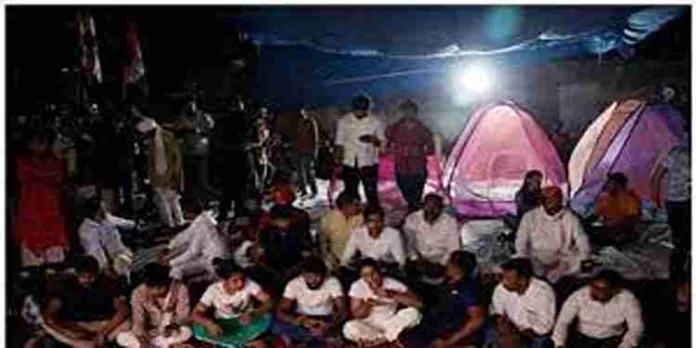 ജന്തർ മന്തറിൽ സംഘർഷം; പോലീസും ഗുസ്തി താരങ്ങളും തമ്മിൽ ഏറ്റുമുട്ടി ജന്തർ മന്തറിൽ സംഘർഷം; പോലീസും ഗുസ്തി താരങ്ങളും തമ്മിൽ ഏറ്റുമുട്ടി