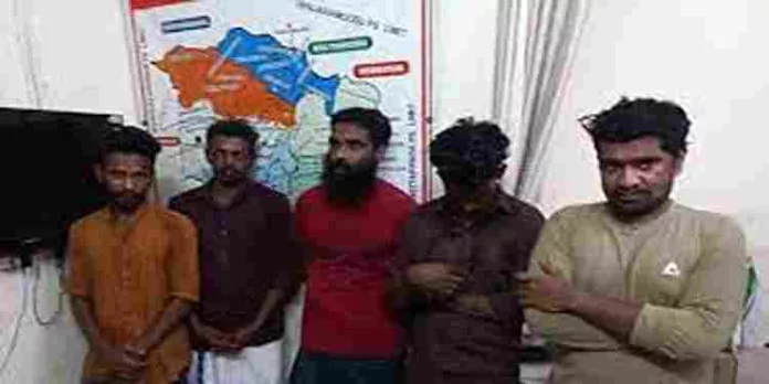 ബൈക്ക് തടഞ്ഞു നിർത്തി മർദ്ദിച്ചു, സ്വർണമാല കവർന്നു; പ്രതികൾ പിടിയിൽ ബൈക്ക് തടഞ്ഞു നിർത്തി മർദ്ദിച്ചു, സ്വർണമാല കവർന്നു; പ്രതികൾ പിടിയിൽ