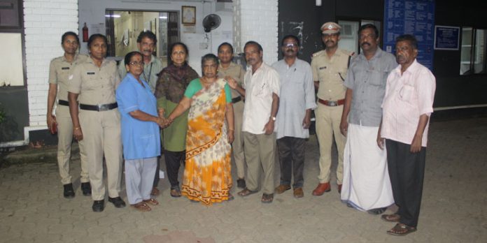 അഞ്ച് മക്കളുണ്ടായിട്ടും പ്രാണഭയമില്ലാതെ പാർക്കാൻ അമ്മ സംരക്ഷണം തേടി പോലീസ് സ്റ്റേഷനിൽ അഞ്ച് മക്കളുണ്ടായിട്ടും പ്രാണഭയമില്ലാതെ പാർക്കാൻ അമ്മ സംരക്ഷണം തേടി പോലീസ് സ്റ്റേഷനിൽ