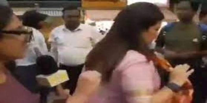 ഗുസ്തി താരങ്ങളുടെ സമരം … ചോദ്യം ചോദിച്ച റിപ്പോർട്ടറിൽ നിന്ന് ഓടിരക്ഷപെട്ട് കേന്ദ്രമന്ത്രി മീനാക്ഷി ലേഖി ; വീഡിയോ ഗുസ്തി താരങ്ങളുടെ സമരം … ചോദ്യം ചോദിച്ച റിപ്പോർട്ടറിൽ നിന്ന് ഓടിരക്ഷപെട്ട് കേന്ദ്രമന്ത്രി മീനാക്ഷി ലേഖി ; വീഡിയോ