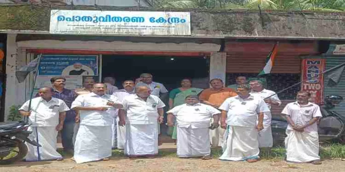 ജനങ്ങളെ നേരിട്ട് ബാധിക്കുന്ന റേഷൻ വിതരണ പ്രശ്നത്തിന് ശാശ്വത പരിഹാരം കാണണം ; കരിദിനാചരണം നടത്തി കോൺഗ്രസ് ജനങ്ങളെ നേരിട്ട് ബാധിക്കുന്ന റേഷൻ വിതരണ പ്രശ്നത്തിന് ശാശ്വത പരിഹാരം കാണണം ; കരിദിനാചരണം നടത്തി കോൺഗ്രസ്