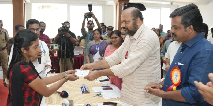 കരുതലും കൈത്താങ്ങും കോന്നി താലൂക്ക്തല അദാലത്ത് : അപേക്ഷ സമര്പ്പിച്ചവരില് പത്ത് പേര്ക്ക് മുന്ഗണനാകാര്ഡ് കരുതലും കൈത്താങ്ങും കോന്നി താലൂക്ക്തല അദാലത്ത് : അപേക്ഷ സമര്പ്പിച്ചവരില് പത്ത് പേര്ക്ക് മുന്ഗണനാകാര്ഡ്