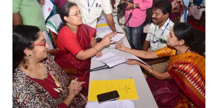 റീസര്വേ ചെയ്തതിലെ പ്രശ്നത്തിന് പരിഹാരം തേടി മുന് എംഎല്എ റീസര്വേ ചെയ്തതിലെ പ്രശ്നത്തിന് പരിഹാരം തേടി മുന് എംഎല്എ