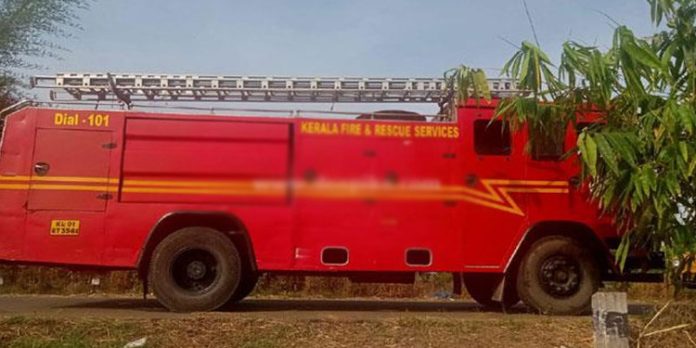 ഓടിക്കൊണ്ടിരിക്കെ ലോറിക്ക് തീപിടിച്ചു ; സംഭവം വയ്ക്കോലുമായി പോകവെ ഓടിക്കൊണ്ടിരിക്കെ ലോറിക്ക് തീപിടിച്ചു ; സംഭവം വയ്ക്കോലുമായി പോകവെ
