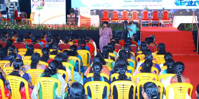 നിയമം നല്കുന്ന പരിരക്ഷയെ കുറിച്ച് സ്ത്രീകള് ബോധവാന്മാരാകണം നിയമം നല്കുന്ന പരിരക്ഷയെ കുറിച്ച് സ്ത്രീകള് ബോധവാന്മാരാകണം