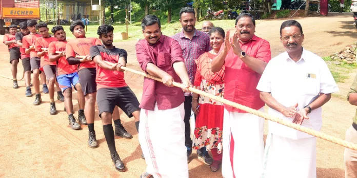 വടംവലിച്ച് ജനീഷ് കുമാര് എംഎല്എ : ആഹ്ലാദ തിമിര്പ്പില് കൈയടിച്ച് കാണികള് വടംവലിച്ച് ജനീഷ് കുമാര് എംഎല്എ : ആഹ്ലാദ തിമിര്പ്പില് കൈയടിച്ച് കാണികള്
