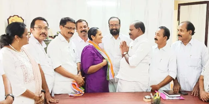 സൗദാ റഹീം സി.പി.എം -ൽ നിന്നും രാജിവെച്ച് കോൺഗ്രസ് പാർട്ടിയിൽ ചേർന്നു സൗദാ റഹീം സി.പി.എം -ൽ നിന്നും രാജിവെച്ച് കോൺഗ്രസ് പാർട്ടിയിൽ ചേർന്നു