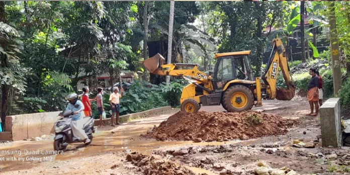അറയ്ക്കമൺ- ചുട്ടിപ്പാറ കലുങ്കിന്റെ ഉപരിതലത്തിൽ വീണ്ടും പച്ചമണ്ണിറക്കി കരാറുകാർ അറയ്ക്കമൺ- ചുട്ടിപ്പാറ കലുങ്കിന്റെ ഉപരിതലത്തിൽ വീണ്ടും പച്ചമണ്ണിറക്കി കരാറുകാർ