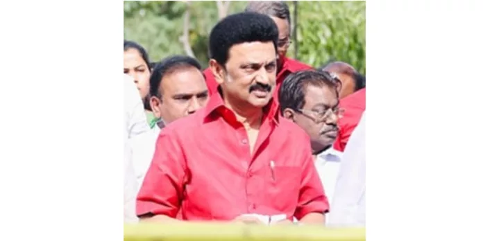 മെയ് ദിനത്തിൽ ചുവപ്പണിഞ്ഞ് തമിഴ്നാട് മുഖ്യമന്ത്രി എം.കെ സ്റ്റാലിൻ മെയ് ദിനത്തിൽ ചുവപ്പണിഞ്ഞ് തമിഴ്നാട് മുഖ്യമന്ത്രി എം.കെ സ്റ്റാലിൻ