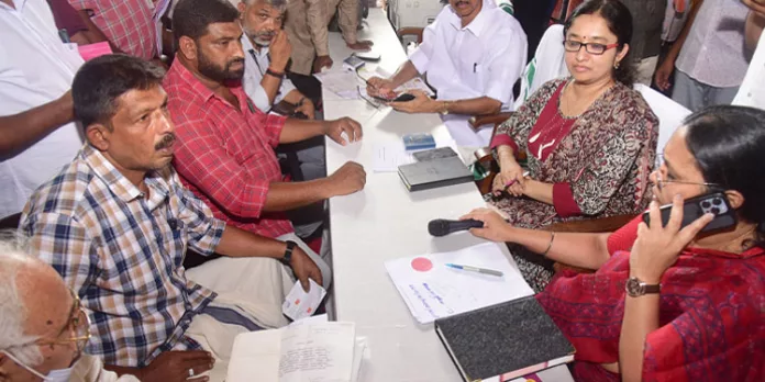 മന്ത്രിയുടെ അവസരോചിത ഇടപെടല് ; കടമുറികള് എടുത്തവര്ക്ക് ആശ്വാസം മന്ത്രിയുടെ അവസരോചിത ഇടപെടല് ; കടമുറികള് എടുത്തവര്ക്ക് ആശ്വാസം