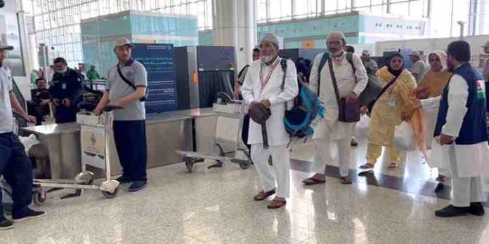 ഇന്ത്യയില് നിന്നുള്ള ഹജ്ജ് വിമാന സര്വീസ് ആരംഭിച്ചു; ആദ്യ ദിനം 5 വിമാനങ്ങളിലായി 1500ഓളം തീര്ഥാടകരെത്തി ഇന്ത്യയില് നിന്നുള്ള ഹജ്ജ് വിമാന സര്വീസ് ആരംഭിച്ചു; ആദ്യ ദിനം 5 വിമാനങ്ങളിലായി 1500ഓളം തീര്ഥാടകരെത്തി