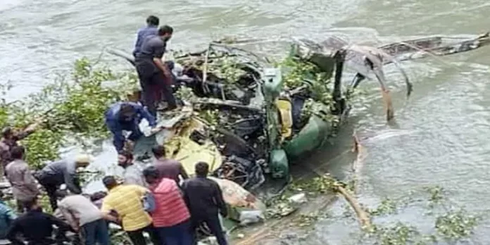 കശ്മീരില് സൈനിക ഹെലികോപ്റ്റര് തകര്ന്ന് അപകടം ; സൈനികന് വീരമൃത്യു കശ്മീരില് സൈനിക ഹെലികോപ്റ്റര് തകര്ന്ന് അപകടം ; സൈനികന് വീരമൃത്യു