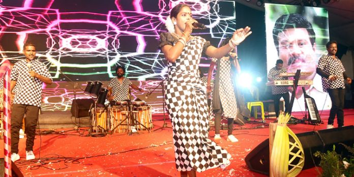 മേള നഗരിയെ ഇളക്കി മറിച്ച് പ്രസീദയും സംഘവും മേള നഗരിയെ ഇളക്കി മറിച്ച് പ്രസീദയും സംഘവും