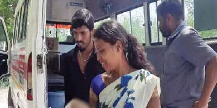 വീട്ടിലെത്താൻ റോഡില്ല ; പാമ്പുകടിയേറ്റ് മരിച്ച കുഞ്ഞിനെയും ചുമന്ന് അമ്മയ്ക്ക് നടക്കേണ്ടിവന്നത് 10 കിലോമീറ്റർ വീട്ടിലെത്താൻ റോഡില്ല ; പാമ്പുകടിയേറ്റ് മരിച്ച കുഞ്ഞിനെയും ചുമന്ന് അമ്മയ്ക്ക് നടക്കേണ്ടിവന്നത് 10 കിലോമീറ്റർ