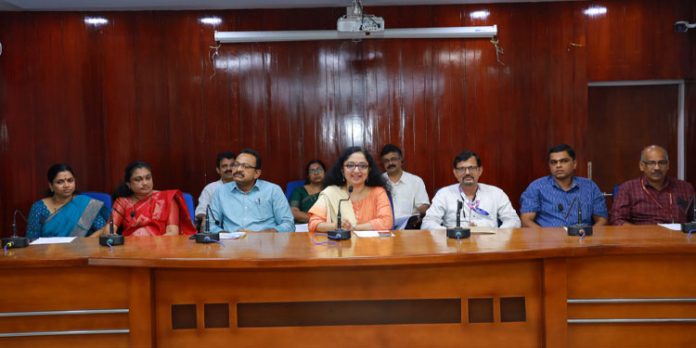 പൊതുജന സേവനത്തില് ഒരു ദിവസം പോലും ഭംഗം വരാന് പാടില്ല : ജില്ലാ കളക്ടര് പൊതുജന സേവനത്തില് ഒരു ദിവസം പോലും ഭംഗം വരാന് പാടില്ല : ജില്ലാ കളക്ടര്