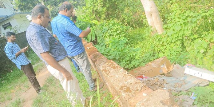 ഹരിത കേരളം പച്ചത്തുരുത്തിൽ മാലിന്യ നിക്ഷേപം – പിഴ ഈടാക്കി ഓമല്ലൂർ ഗ്രാമപഞ്ചായത്ത് ഹരിത കേരളം പച്ചത്തുരുത്തിൽ മാലിന്യ നിക്ഷേപം – പിഴ ഈടാക്കി ഓമല്ലൂർ ഗ്രാമപഞ്ചായത്ത്