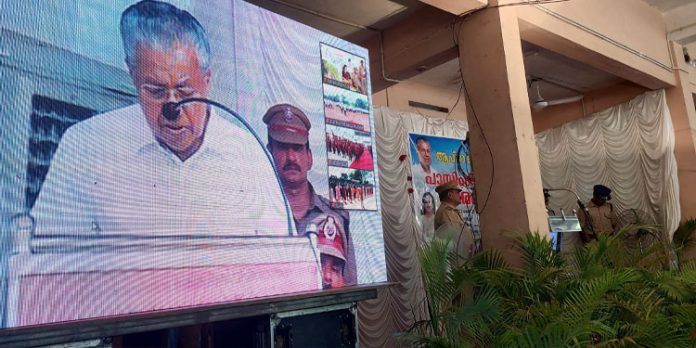ആപ്തമിത്ര പദ്ധതി : വോളന്റിയര്മാര്ക്ക് ആവശ്യമായ ഉപകരണങ്ങള് നല്കുമെന്ന് മുഖ്യമന്ത്രി പിണറായി വിജയന് ആപ്തമിത്ര പദ്ധതി : വോളന്റിയര്മാര്ക്ക് ആവശ്യമായ ഉപകരണങ്ങള് നല്കുമെന്ന് മുഖ്യമന്ത്രി പിണറായി വിജയന്
