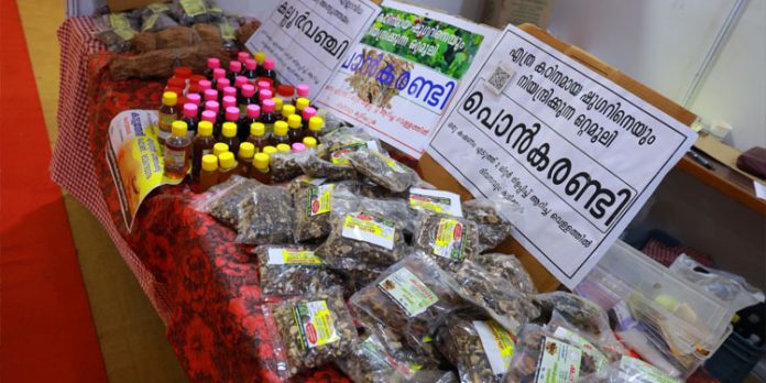 കല്ലൂര്വഞ്ചിയും പൊന്കരണ്ടിയും ; ചൊള്ളനാവയല് സംഘത്തിന്റെ സ്റ്റാളില് തിരക്കേറുന്നു കല്ലൂര്വഞ്ചിയും പൊന്കരണ്ടിയും ; ചൊള്ളനാവയല് സംഘത്തിന്റെ സ്റ്റാളില് തിരക്കേറുന്നു