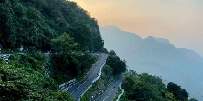 വാഴച്ചാല്- മലക്കപ്പാറ റൂട്ടില് ഗതാഗത നിയന്ത്രണം ; കെഎസ്ആര്ടിസി സര്വീസ് തുടരും വാഴച്ചാല്- മലക്കപ്പാറ റൂട്ടില് ഗതാഗത നിയന്ത്രണം ; കെഎസ്ആര്ടിസി സര്വീസ് തുടരും