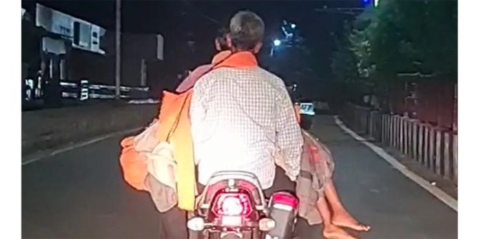 സർക്കാർ ആശുപത്രി ആംബുലൻസ് നിഷേധിച്ചു ; 13 കാരിയുടെ മൃതദേഹവുമായി പിതാവ് ബൈക്കിൽ സർക്കാർ ആശുപത്രി ആംബുലൻസ് നിഷേധിച്ചു ; 13 കാരിയുടെ മൃതദേഹവുമായി പിതാവ് ബൈക്കിൽ
