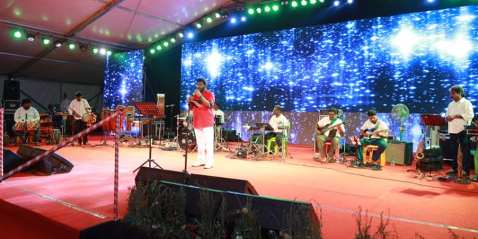 ഗാന വിസ്മയം തീർത്ത് പന്തളം ബാലനും സംഘവും ഗാന വിസ്മയം തീർത്ത് പന്തളം ബാലനും സംഘവും