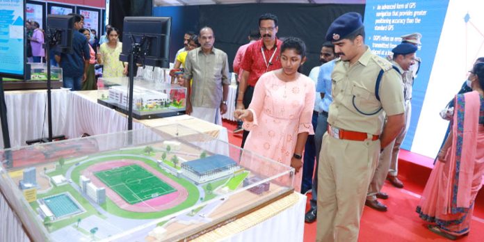 ജില്ലാ പോലീസ് മേധാവി എന്റെ കേരളം മേള സന്ദർശിച്ചു ജില്ലാ പോലീസ് മേധാവി എന്റെ കേരളം മേള സന്ദർശിച്ചു