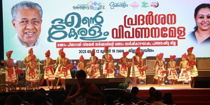 ആയോധനസംസ്കാരത്തിന്റെ ഊടും പാവും പാകിയ വേലകളി നവ്യാനുഭവമായി ആയോധനസംസ്കാരത്തിന്റെ ഊടും പാവും പാകിയ വേലകളി നവ്യാനുഭവമായി