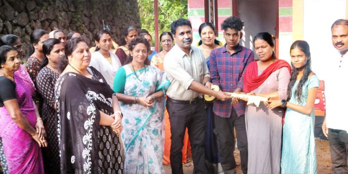 ഡോ. എം.എസ്. സുനിലിന്റെ 282 – മത്തെ സ്നേഹഭവനം വിധവയായ പ്രഭയ്ക്കും രണ്ട് കുട്ടികൾക്കും ഡോ. എം.എസ്. സുനിലിന്റെ 282 – മത്തെ സ്നേഹഭവനം വിധവയായ പ്രഭയ്ക്കും രണ്ട് കുട്ടികൾക്കും