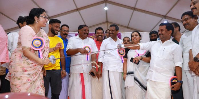മേളയില് ആവേശ കാഴ്ചയായി എംഎല്എയുടെയും കളക്ടറുടെയും ഫെന്സിംഗ് മത്സരം മേളയില് ആവേശ കാഴ്ചയായി എംഎല്എയുടെയും കളക്ടറുടെയും ഫെന്സിംഗ് മത്സരം