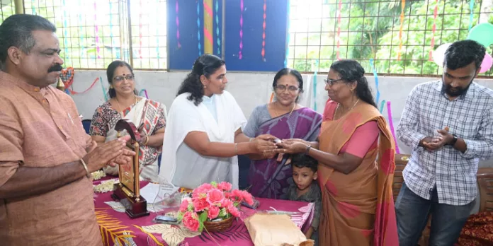 തലമുറകൾക്ക് അക്ഷര മധുരം പകർന്ന് ജയശ്രീ ടീച്ചർ തലമുറകൾക്ക് അക്ഷര മധുരം പകർന്ന് ജയശ്രീ ടീച്ചർ