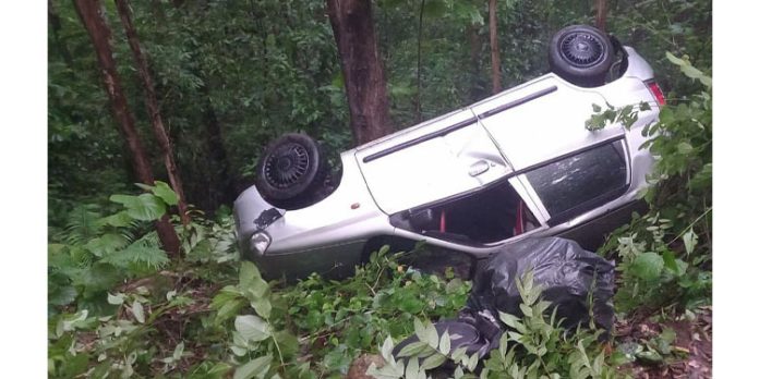 റാന്നി അത്തിക്കയം റോഡിൽ കരികുളം സംരക്ഷിത വനത്തിൽ കാർ തലകീഴായി മറിഞ്ഞു റാന്നി അത്തിക്കയം റോഡിൽ കരികുളം സംരക്ഷിത വനത്തിൽ കാർ തലകീഴായി മറിഞ്ഞു