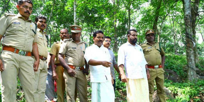 കടുവ ഭീഷണി : തോട്ടങ്ങളിലെ കാട് തെളിക്കല് പ്രവര്ത്തികള് ആരംഭിച്ചു കടുവ ഭീഷണി : തോട്ടങ്ങളിലെ കാട് തെളിക്കല് പ്രവര്ത്തികള് ആരംഭിച്ചു