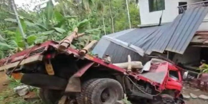 താമരശേരിയില് വീടിന് മുകളിലേക്ക് മിനി ലോറി മറിഞ്ഞ് രണ്ടുപേര്ക്ക് പരിക്ക് താമരശേരിയില് വീടിന് മുകളിലേക്ക് മിനി ലോറി മറിഞ്ഞ് രണ്ടുപേര്ക്ക് പരിക്ക്