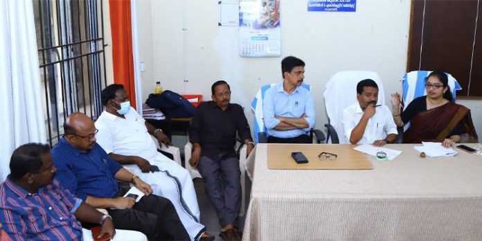 കടുവഭീഷണി ; എസ്റ്റേറ്റുകളിലെ കാട് തെളിക്കല് തിങ്കളാഴ്ച ആരംഭിക്കുമെന്ന് അഡ്വ. പ്രമോദ് നാരായണ് എംഎല്എ കടുവഭീഷണി ; എസ്റ്റേറ്റുകളിലെ കാട് തെളിക്കല് തിങ്കളാഴ്ച ആരംഭിക്കുമെന്ന് അഡ്വ. പ്രമോദ് നാരായണ് എംഎല്എ