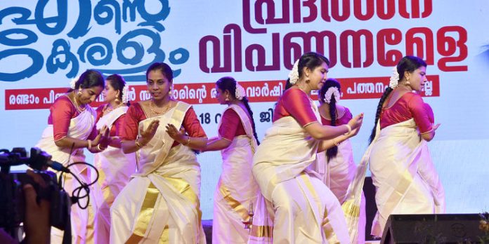 തിരുവാതിര ചുവടില് കസറി എക്സൈസ് വനിതാ ഉദ്യോഗസ്ഥര് തിരുവാതിര ചുവടില് കസറി എക്സൈസ് വനിതാ ഉദ്യോഗസ്ഥര്