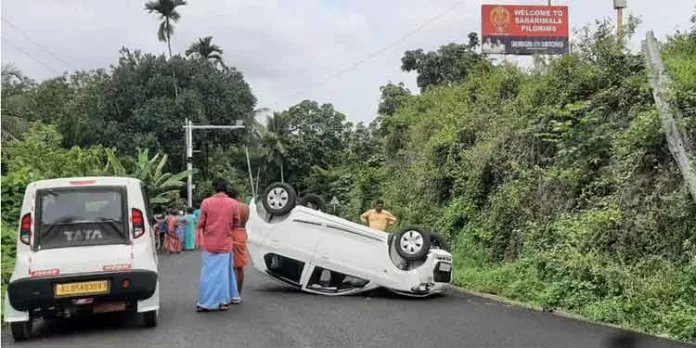 ശബരിമല പാതയിലെ ളാഹ വലിയവിളവിൽ വീണ്ടും അപകടം ; കാര് തലകീഴായി മറിഞ്ഞു – രണ്ടുപേര്ക്ക് പരിക്ക് ശബരിമല പാതയിലെ ളാഹ വലിയവിളവിൽ വീണ്ടും അപകടം ; കാര് തലകീഴായി മറിഞ്ഞു – രണ്ടുപേര്ക്ക് പരിക്ക്