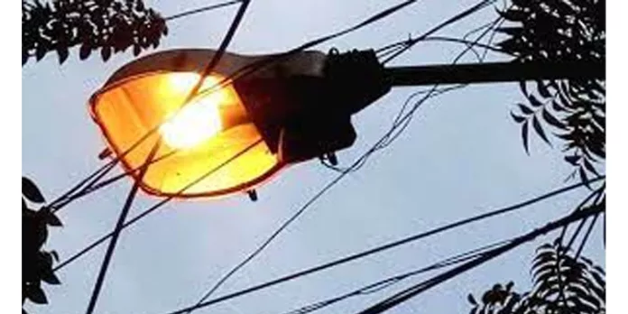 മന്ത്രിയുടെ ഇടപെടല് : തീപ്പനി റെയില്വേ സ്റ്റേഷന് സമീപമുള്ള തെരുവുവിളക്ക് ഇനി പ്രകാശിക്കും മന്ത്രിയുടെ ഇടപെടല് : തീപ്പനി റെയില്വേ സ്റ്റേഷന് സമീപമുള്ള തെരുവുവിളക്ക് ഇനി പ്രകാശിക്കും