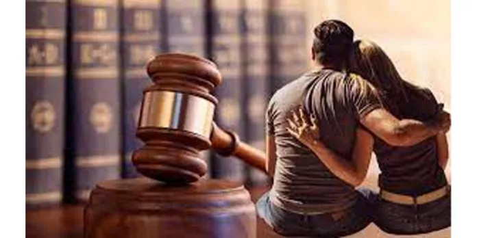 വിവാഹിതനാണെന്ന് പറഞ്ഞ ശേഷമുള്ള ലിവ് ഇൻ റിലേഷൻ വഞ്ചനയല്ല ; കുറ്റക്കാരനാക്കാനാവില്ലെന്നും ഹൈക്കോടതി വിവാഹിതനാണെന്ന് പറഞ്ഞ ശേഷമുള്ള ലിവ് ഇൻ റിലേഷൻ വഞ്ചനയല്ല ; കുറ്റക്കാരനാക്കാനാവില്ലെന്നും ഹൈക്കോടതി