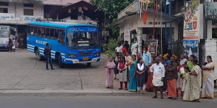 കോന്നിയിൽ കെ എസ് ആർ റ്റി സി സമരം ജനങ്ങളെ വലച്ചു കോന്നിയിൽ കെ എസ് ആർ റ്റി സി സമരം ജനങ്ങളെ വലച്ചു
