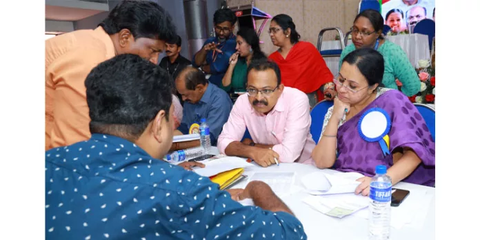 ആരോഗ്യമന്ത്രിയുടെ ഇടപെടല് അനീഷിന്റേയും ഭാര്യയുടേയും നിലം പുരയിടമാക്കും ആരോഗ്യമന്ത്രിയുടെ ഇടപെടല് അനീഷിന്റേയും ഭാര്യയുടേയും നിലം പുരയിടമാക്കും