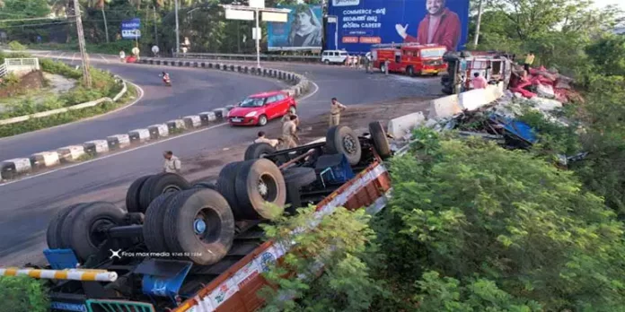 വട്ടപ്പാറ വളവിൽ അപകടം : ഉള്ളിലോറി മറിഞ്ഞു വട്ടപ്പാറ വളവിൽ അപകടം : ഉള്ളിലോറി മറിഞ്ഞു