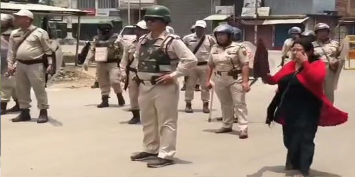 മണിപ്പൂരിൽ വീണ്ടും കൊലപാതകം; വെടിയേറ്റ സ്ത്രീയുടെ മുഖം വികൃതമാക്കിയ നിലയിൽ മണിപ്പൂരിൽ വീണ്ടും കൊലപാതകം; വെടിയേറ്റ സ്ത്രീയുടെ മുഖം വികൃതമാക്കിയ നിലയിൽ